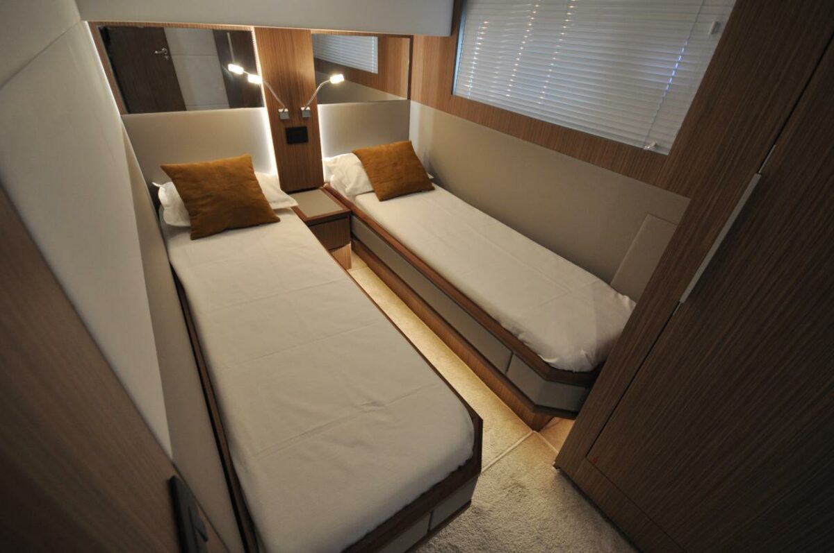 CAYMAN YACHTS F52 - 2020 - Image 19