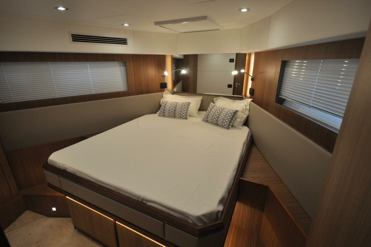 CAYMAN YACHTS F52 - 2020 - Image 18